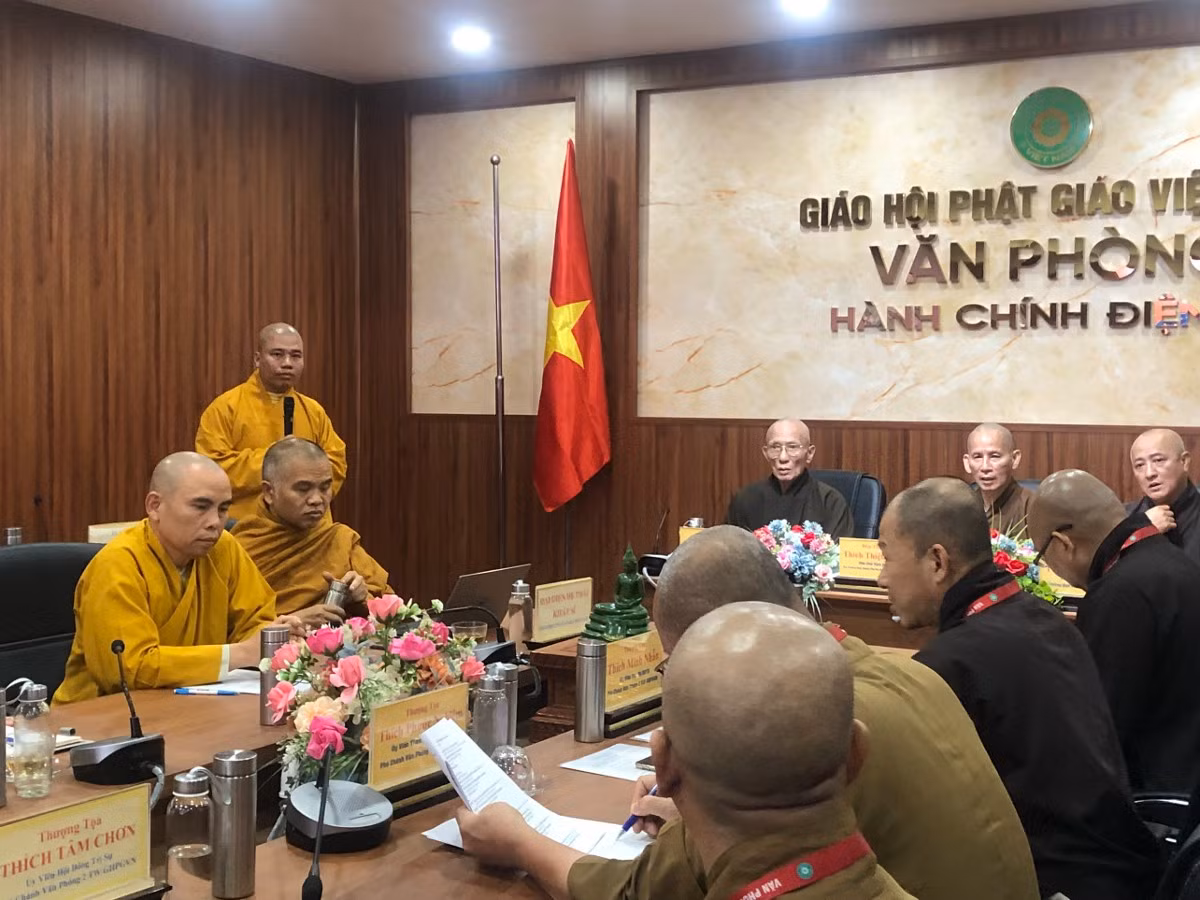 Đại đức Thích Nhuận Đức (đứng) nhận lỗi và sám hối tại phiên họp của GHPGVN. Ảnh: Phatsuonline.
