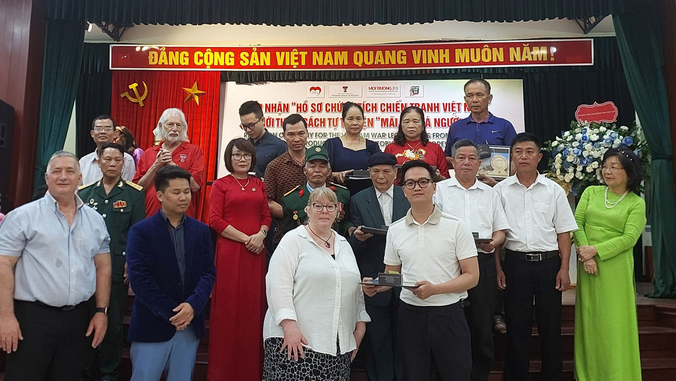 Bà Tosha Dupras - Viện trưởng Khoa học và Nghệ thuật, Đại học Công nghệ Texas (thứ 2 từ phải qua, hàng đầu) - trao lại những chứng tích chiến tranh cho gia đình, thân nhân liệt sĩ.