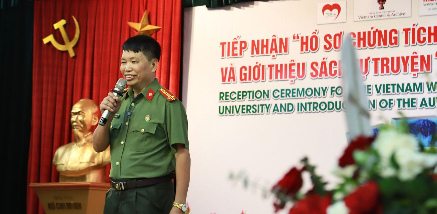 Đại tá, nhà văn Đặng Vương Hưng - Chủ tịch tổ chức Trái tim Người lính Việt Nam - phát biểu tại lễ bàn giao hồ sơ chứng tích chiến tranh cho gia đình, thân nhân liệt sĩ.