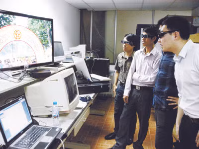 Xem truyền hình 3D thực nghiệm . Ảnh: Phạm Yên Xem truyền hình 3D thực nghiệm