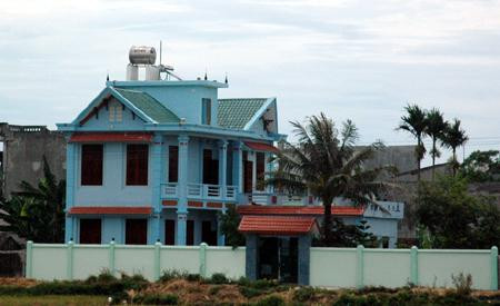 Dân nghèo, xã nghèo, nhưng nhà Chủ tịch xã to như biệt phủ