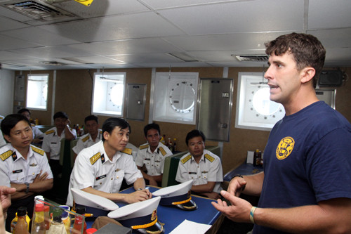 Thợ lặn Miller (phải) thuộc Đội quân y đơn vị thủy quân lục chiến 3 chia sẻ một số nghiệp vụ cứu hộ dưới nước. Thợ lặn Miller (phải) thuộc Đội quân y đơn vị thủy quân lục chiến 3 chia sẻ một số nghiệp vụ cứu hộ dưới nước