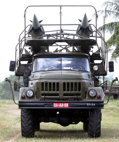 Tên lửa phóng từ bệ phóng cố định khi bắn các mục tiêu bay thấp có góc phóng là 9°. Để chống hiện tượng lún và mất cân bằng bàn đế của bệ phóng cố định nhiều tấm thép và cao su lắp đặt theo hình tròn dàn đều lực nén. Nạp đạn tên lửa bằng xe nạp đạn ZIL-131 hoặc ZIL-157