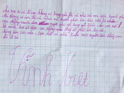 Bức thư được cho là của em Huỳnh Thị Ngọc Trinh thu được tại bàn học của em - Ảnh: Thế Phong