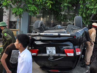 Chiếc xe gây tai nạn bị lật ngửa sau hàng loạt cú va chạm . Chiếc xe gây tai nạn bị lật ngửa sau hàng loạt cú va chạm