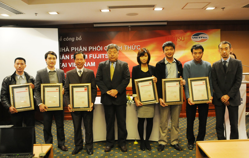 Fujitsu Việt Nam trao Đại diện Fujitsu Việt Nam trao chứng chỉ nhà phân phối cho Viettel Distribution và các đối tác khác