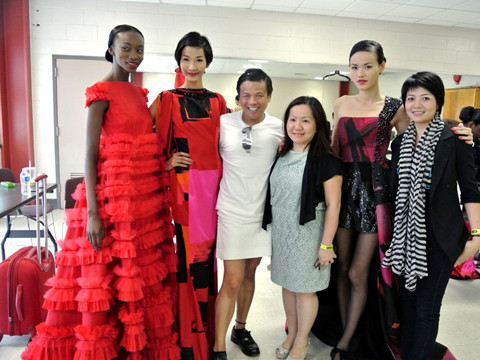 Hoàng Thùy, Tuyết Lan trong hậu trường show diễn của NTK Zang Toi 