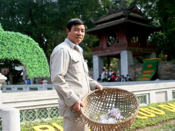 Ngày nào cũng vợt được vào thúng tiền lẻ từ dưới lòng ao, hồ