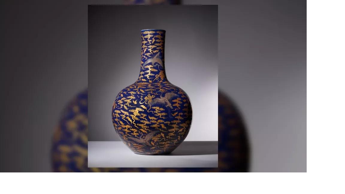 Chiếc bình cổ được bán đấu giá 1,8 triệu USD. Chiếc bình cổ được bán đấu giá 1,8 triệu USD.