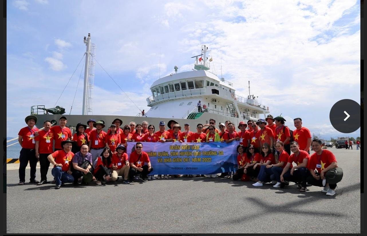 Đoàn kiều bào lên tàu đi thăm quân và dân huyện đảo Trường Sa từ 13-25/5/2022.
