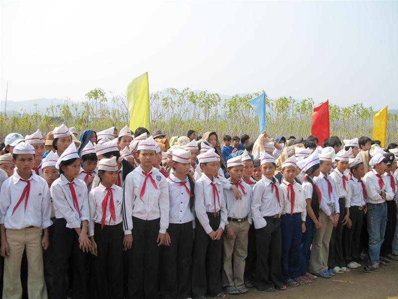 Đồng chí Tòng Thị Phóng- Bí thư TW Đảng: “Tôi hoan nghênh cuộc vận động xây cầu Chôm Lôm của báo Tiền phong”. Tổng Biên tập Dương Xuân Nam: “Xin cảm ơn các nhà hảo tâm, bạn đọc trong và ngoài nước đã ủng hộ cuộc vận động của báo. Cảm ơn lãnh đạo Tỉnh uỷ, UBND tỉnh, Đài PTTH và Tỉnh Đoàn Nghệ An đã hỗ trợ tích cực để dự án cầu Chôm Lôm sớm được khởi động”. Chủ tịch tỉnh Phan Đình Trạc: “Chúng ta đã biến đau thương thành hành động thiết thực”. Người dân Lạng Khê đón nhận tin xây cầu. Trong nay mai, các em học sinh ở bên kia bến Chôm Lôm không còn phải “qua sông luỵ đò”. Những nhát xẻng đầu tiên khai phá con đường mới ở Lạng Khê. Địa điểm xây dựng cầu Chôm Lôm