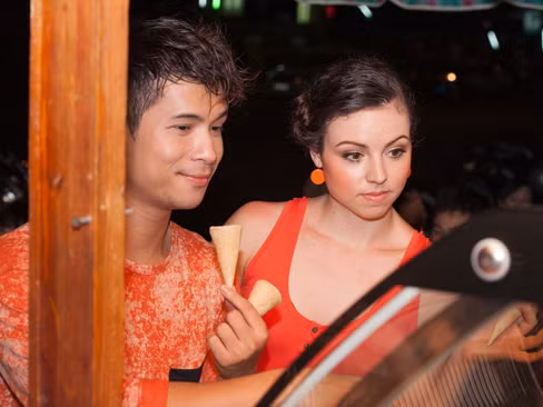 Hai người cùng tới một quán kem để thưởng thức những que kem mát lạnh