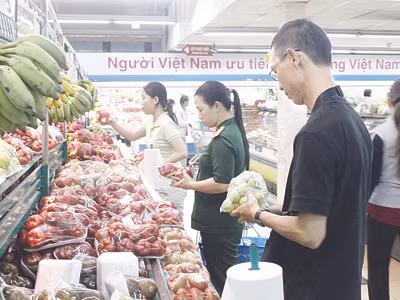 Hệ thống Coop Mart nói không với tăng giá trứng bất hợp lý của CP và Emivest, khiến cả hai đơn vị này phải tự động hạ giá trở lại