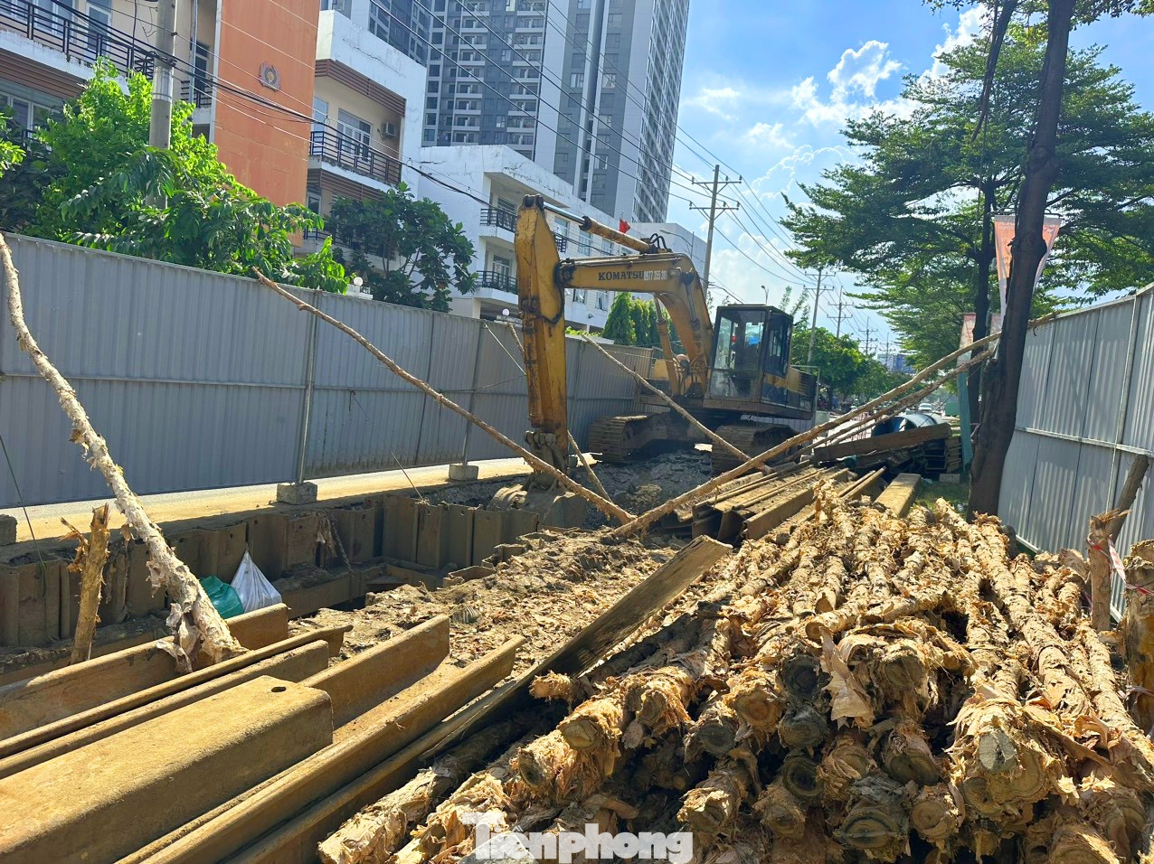 Do đó công tác phối hợp thoả thuận thống nhất phương án di dời và phê duyệt hồ sơ thiết kế bản vẽ thi công, dự toán chi phí bồi thường di dời, tái lập mất nhiều thời gian.