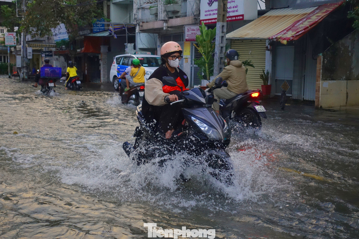 Theo Đài Khí tượng Thủy văn khu vực Nam bộ, đỉnh triều kỳ này sẽ ở mức cao hơn so với cùng kỳ năm 2022 khoảng 5 - 12cm. Trong 1 - 2 ngày tới, đỉnh triều vẫn còn duy trì ở mức cao, có khả năng gây ngập ở những vùng trũng thấp ven sông và ảnh hưởng đến đời sống, kinh tế - xã hội tại nhiều khu vực ở TPHCM.
