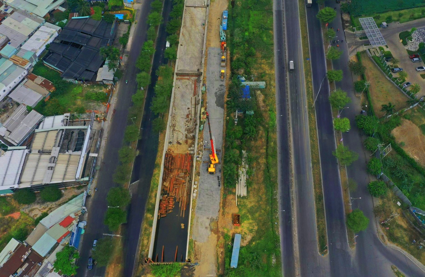 Khi đưa vào hoạt động, công trình này được kỳ vọng sẽ kéo giảm tình trạng ùn tắc tại khu vực nút giao thông Nguyễn Văn Linh - Nguyễn Hữu Thọ, đồng thời, tạo ra sự thông thoáng cho con đường huyết mạch kết nối khu trung tâm TPHCM với huyện Nhà Bè và cảng Hiệp Phước. Ảnh: Khu vực thi công hầm chui Nguyễn Văn Linh - Nguyễn Hữu Thọ. (Ảnh tư liệu: CTV)