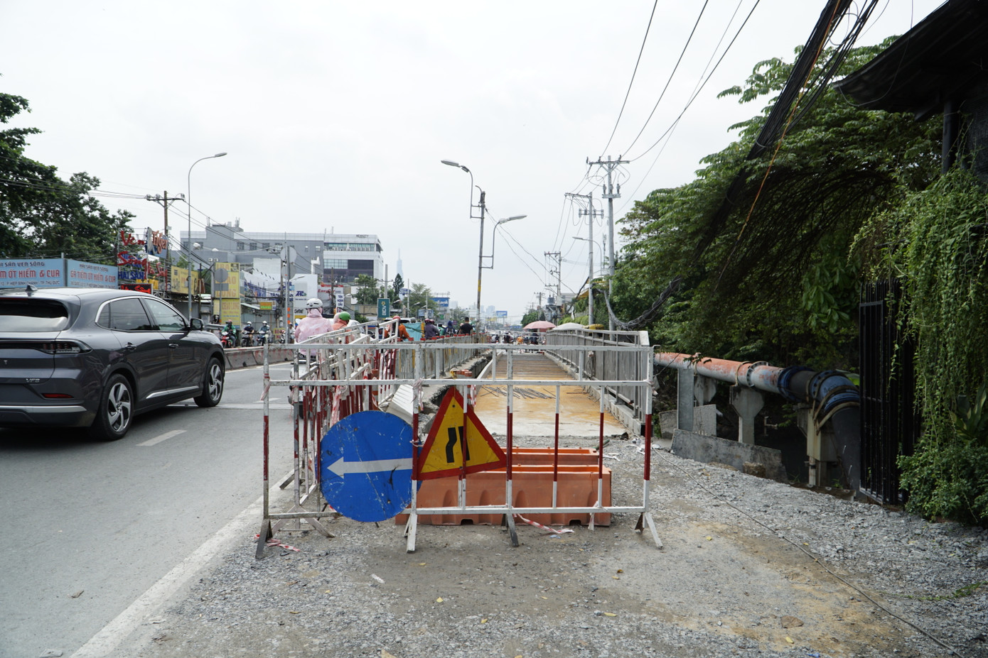 Để góp phần giải quyết tình trạng ùn ứ, Trung tâm Quản lý hạ tầng giao thông đường bộ (Sở GTVT TPHCM) đã quyết định mở rộng cầu Ông Dầu (hướng từ ngã tư Bình Phước vào trung tâm TPHCM).