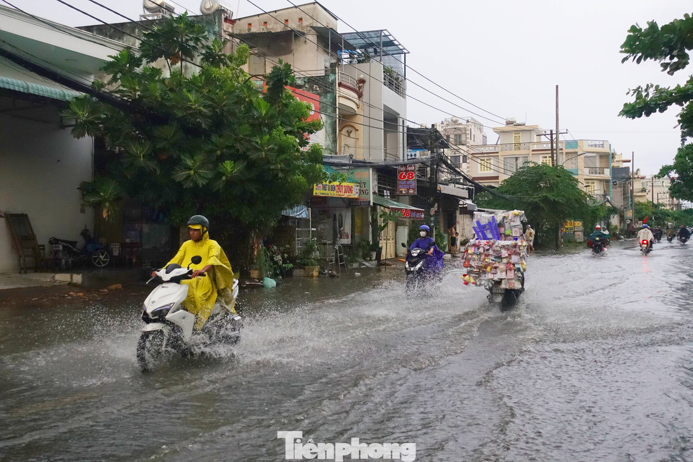 Nhiều tuyến đường ở TPHCM bị ngập sau mưa. Nhiều tuyến đường ở TPHCM bị ngập sau mưa.