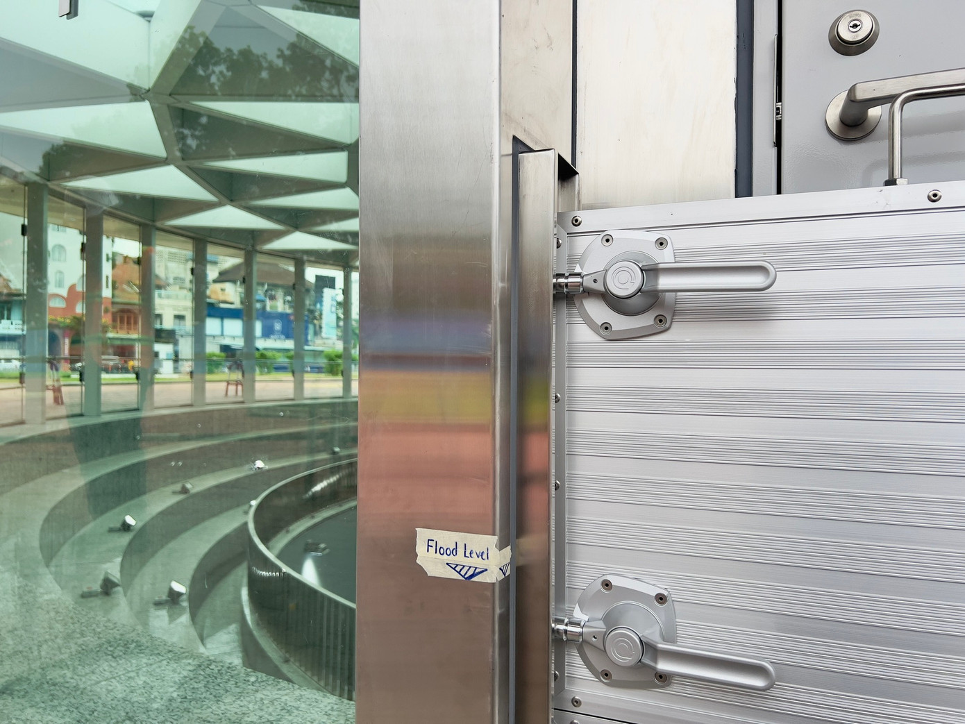 “Vì vậy, các cửa vào nhà ga ngầm tuyến metro số 1 được thiết kế và xây dựng bao gồm 2 bậc cấp và các tấm ngăn nước có chiều cao tương ứng thay đổi từ 300 mm đến 900 mm. Ngoài ra, một mái che được cung cấp dọc theo toàn bộ chiều dài của cấu trúc mở để tránh mưa”- MAUR cho biết.