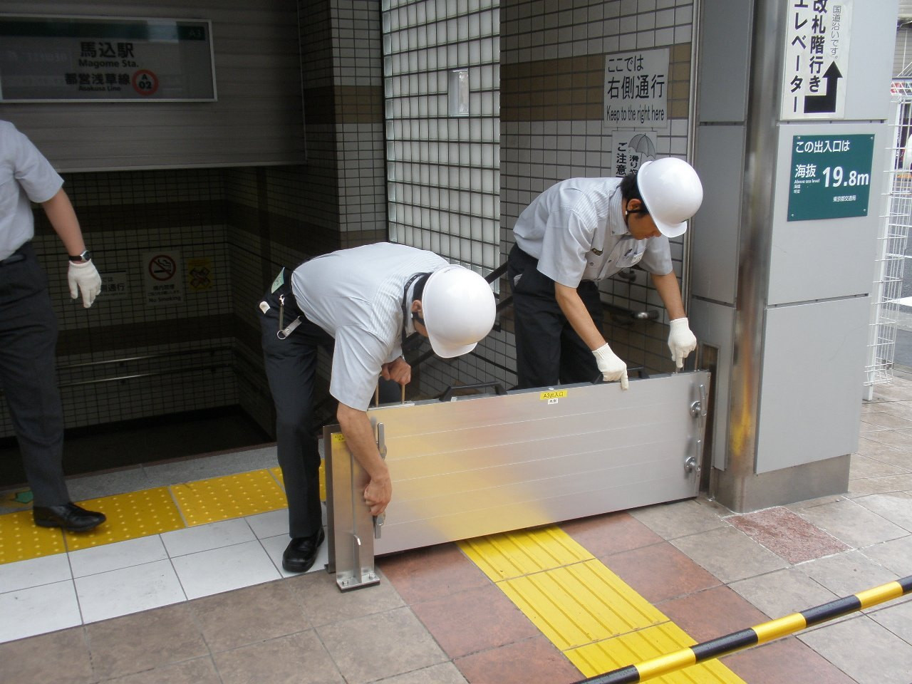 Lắp đặt cửa ngăn nước tại nhà ga metro ngầm Nhật Bản. Nguồn: MAUR