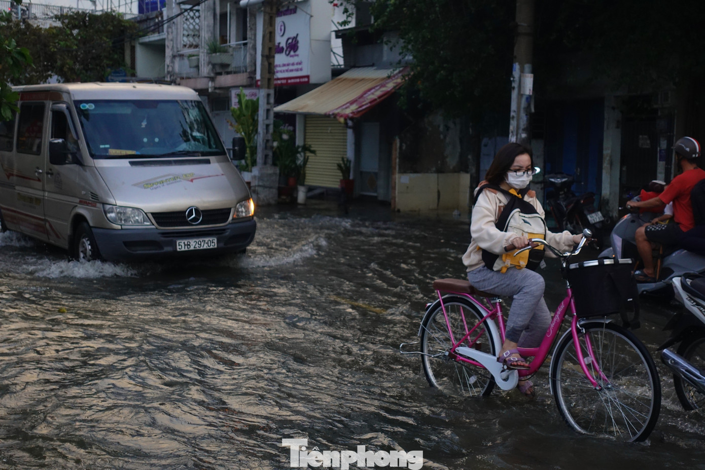 Đài Khí tượng Thủy văn khu vực Nam bộ cho biết, đỉnh triều cường lần này xuất hiện vào ngày 16 và 17/10 (tức mùng 2 – mùng 3 tháng Chín Âm lịch). Trong đó, trạm Phú An (sông Sài Gòn) và trạm Nhà Bè (Nhà Bè) ở mức 1,53 - 1,58m, ở mức từ Báo động (BĐ) II đến BĐ III.