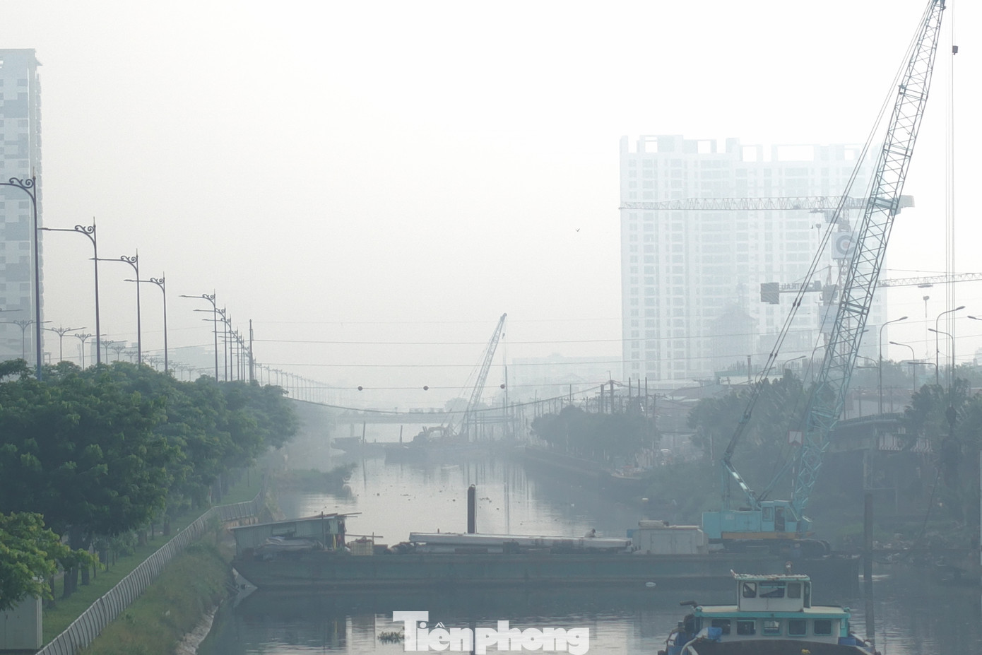 Sương mù bao phủ trên kênh Tàu Hũ (quận 8).
