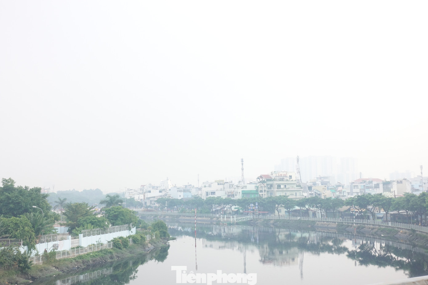 Sương mù trắng đục trên một đoạn kênh Lò Gốm (quận 6).