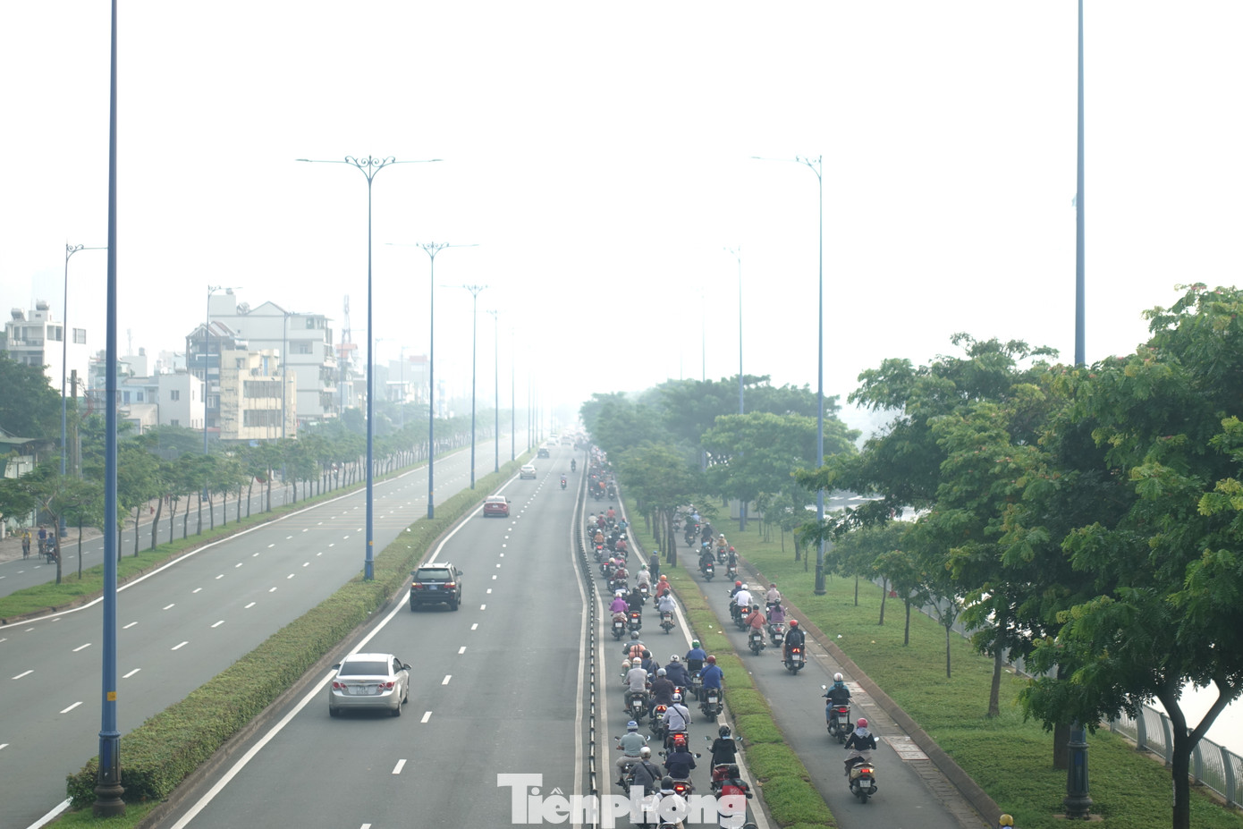 Theo đại diện Đài Khí tượng Thủy văn khu vực Nam bộ, do những ngày qua TPHCM có mưa, độ ẩm không khí cao, bên cạnh đó, gió yếu giữ lại hơi nước ở tầng thấp kết hợp bụi lơ lửng có sẵn trong không khí nên ngưng tụ thành sương mù.