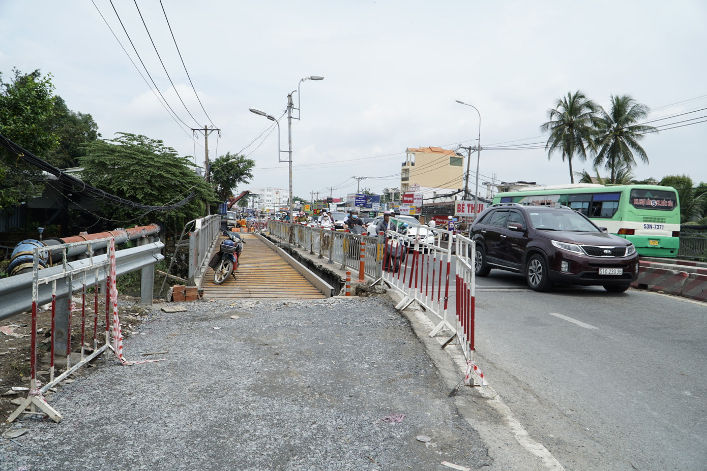 Theo đơn vị thi công, sau khi hoàn thành, cầu tạm sẽ được thảm nhựa đường để xe máy lưu thông thành làn đường riêng, tách khỏi làn xe ô tô như hiện nay.