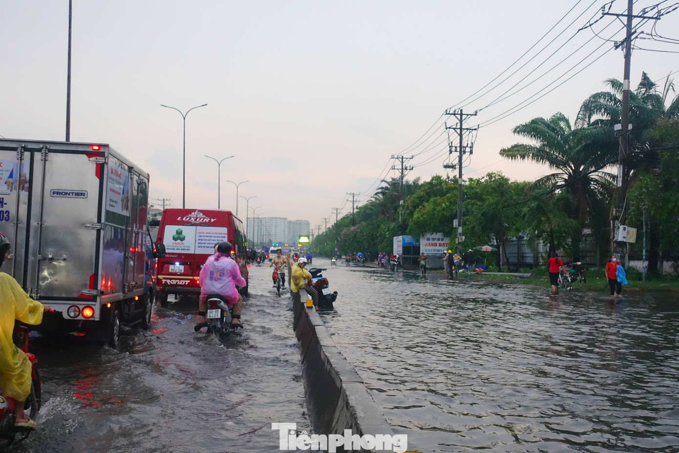 Giao thông qua khu vực gặp nhiều khó khăn. Giao thông qua khu vực gặp nhiều khó khăn.