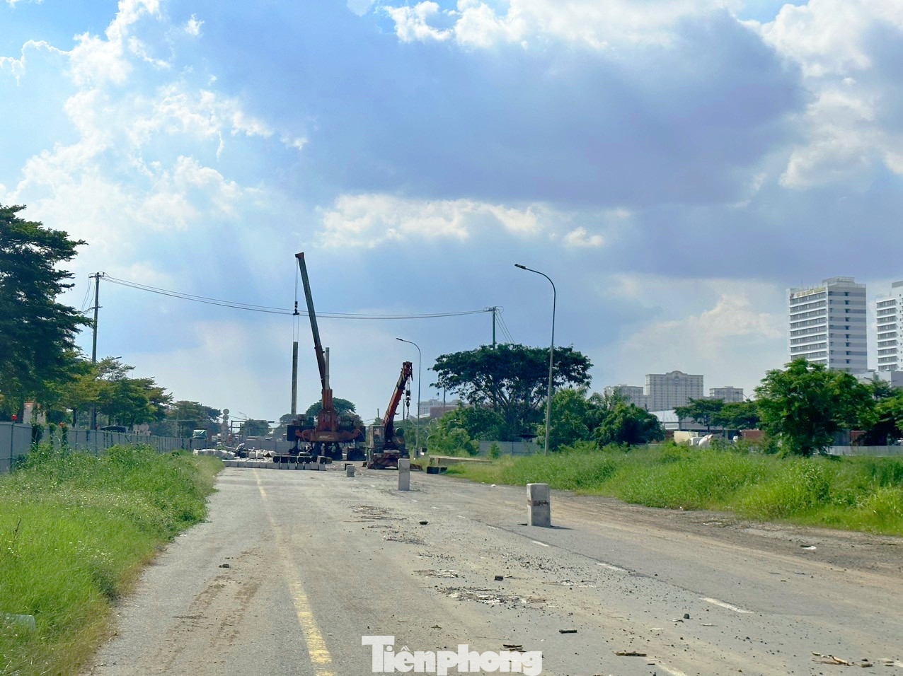 Theo Ban Giao thông TPHCM, hiện nay tiến độ di dời các công trình hạ tầng kỹ thuật (điện, nước) vẫn chậm hơn nhiều so với dự kiến vì trong quá trình triển khai thi công bị vướng một số hạ tầng kỹ thuật hiện hữu: Ống cấp nước, cống thoát nước, hệ thống trụ điện trung thế 22kV, cây xanh… cần phải phối hợp với các đơn vị liên quan để xử lý.