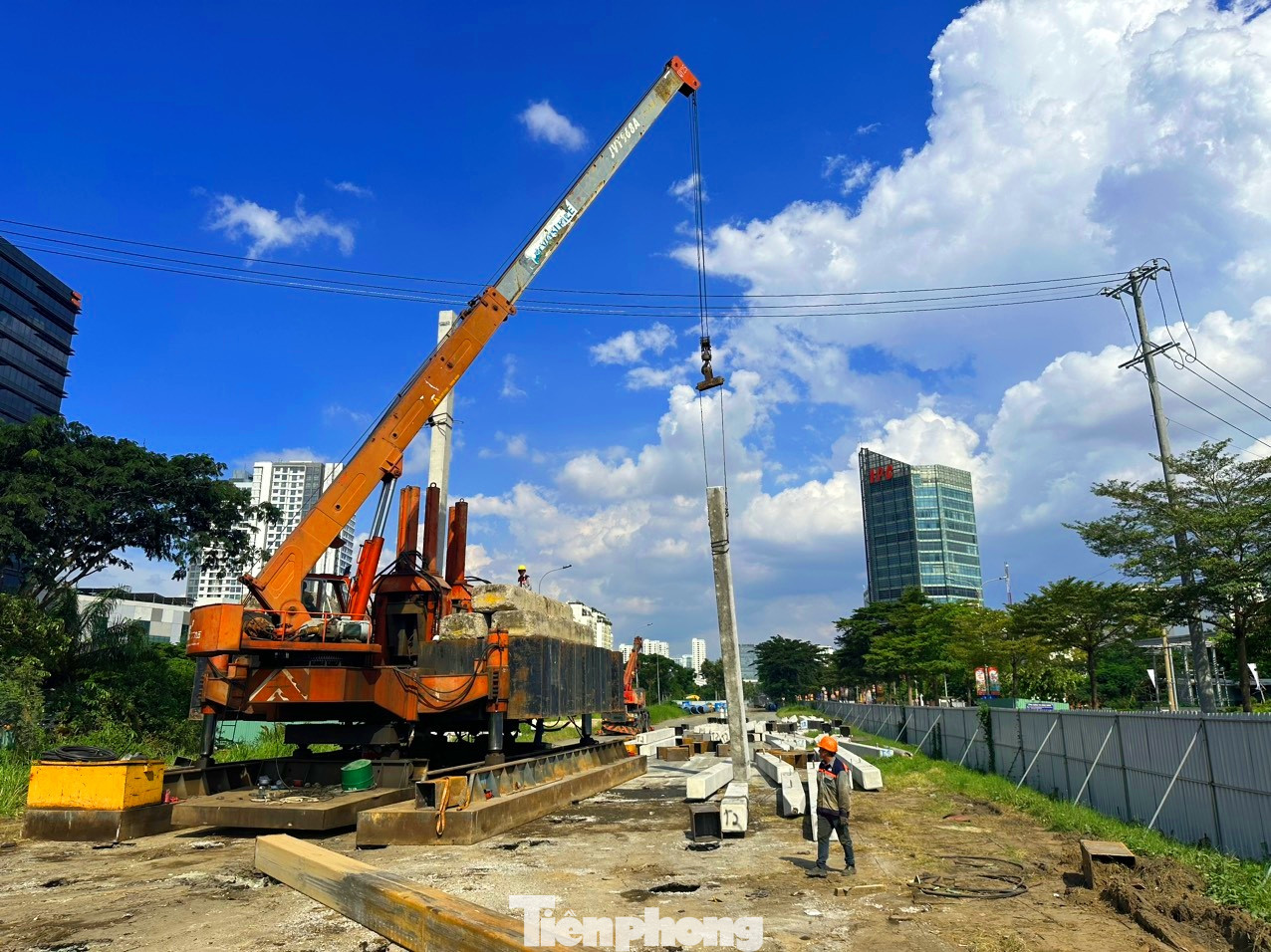 Bên cạnh đó thời gian vừa qua, thời tiết mưa nhiều cũng ảnh hưởng đến tiến độ thi công ngoài hiện trường.