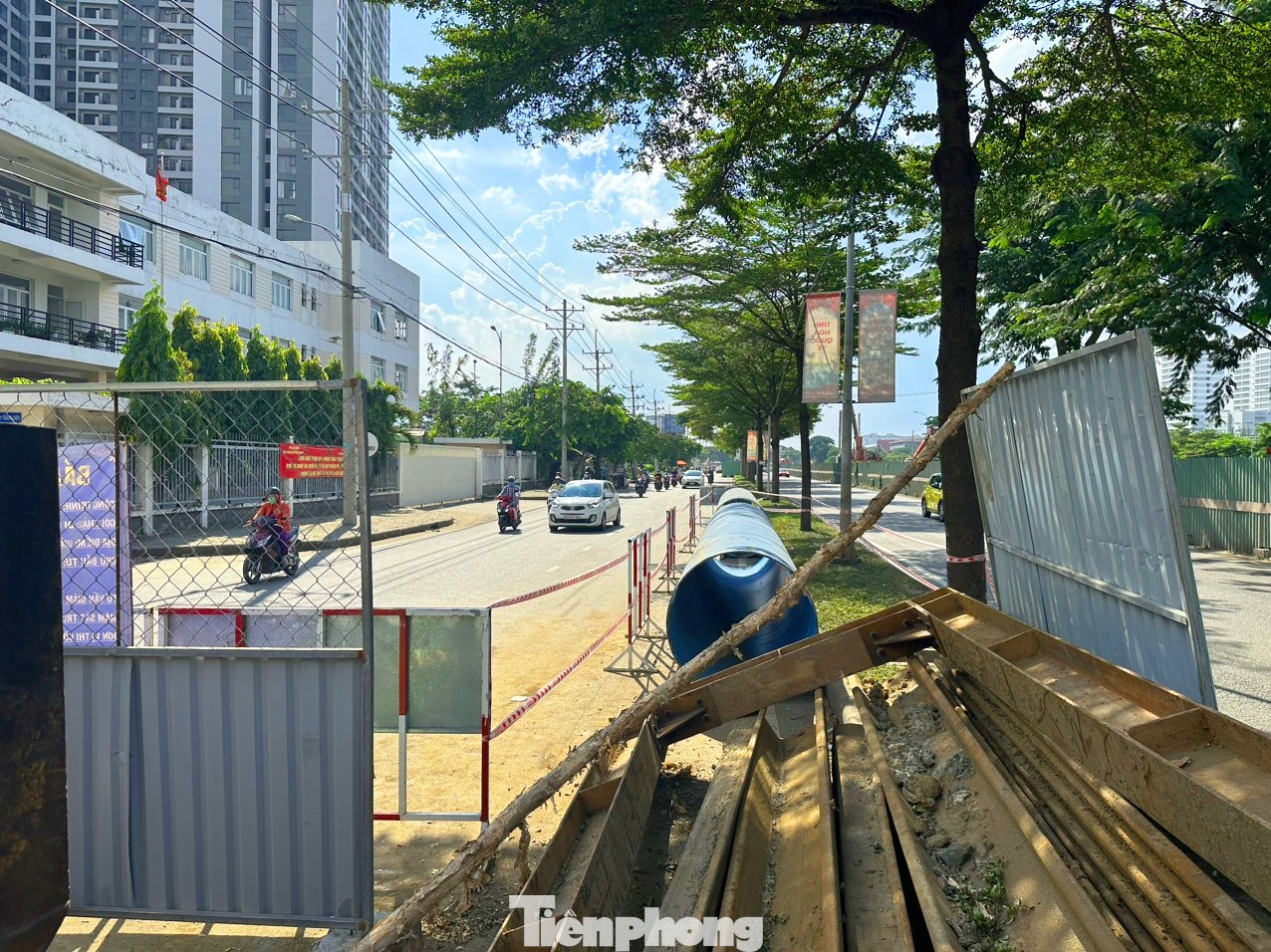 Đối với gói thầu di dời các đường ống cấp nước D600, D300, D150, hiện đã triển khai thi công được hơn 2 tháng và dự kiến hoàn tháng trong tháng 12/2023.