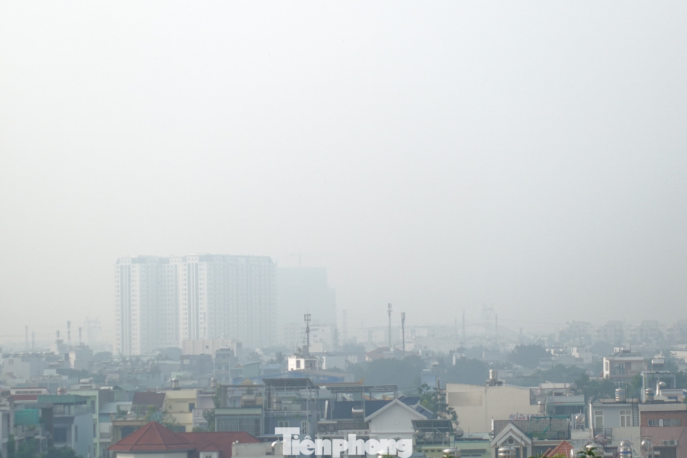 Nhiều tòa nhà "chìm" sau màn sương mờ.