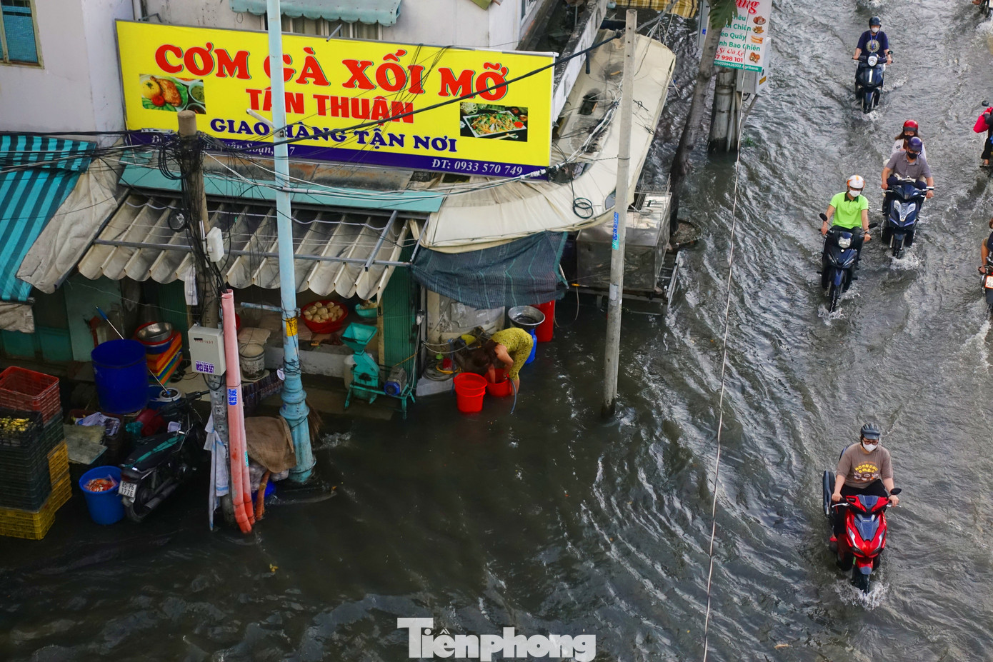 Việc kinh doanh của người dân bị ảnh hưởng nặng nề do ngập nước.