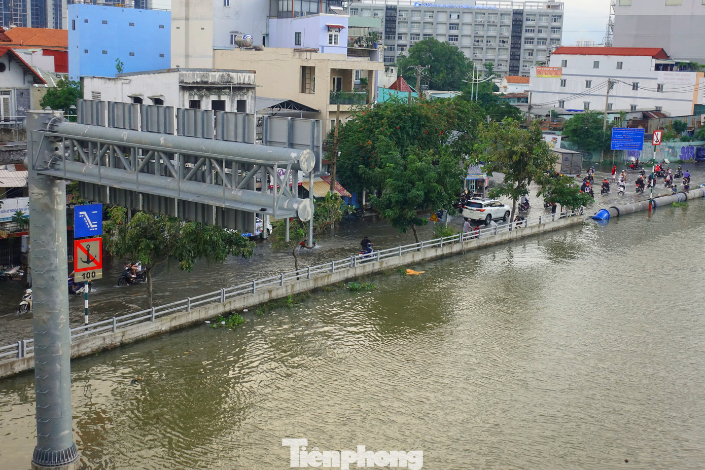 Mực nước kênh Tẻ ngang với mặt đường Trần Xuân Soạn.