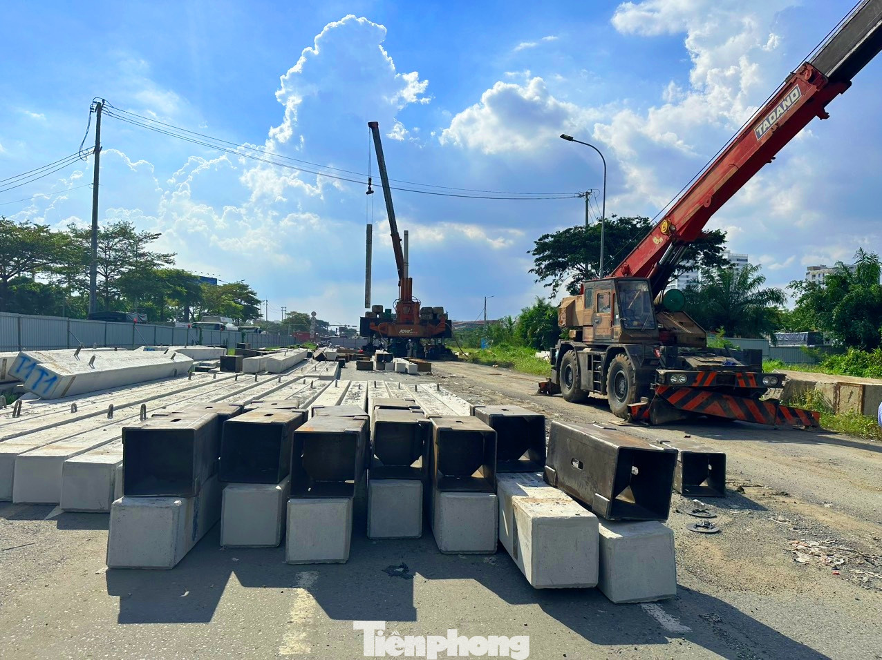 Về tiến độ di dời công trình hạ tầng kỹ thuật, Ban Giao thông TPHCM cho biết, đối với hạng mục di dời tuyến cáp điện cao thế 220kV, các đơn vị đang tổ chức thi công, dự kiến cuối tháng 11/2023 sẽ bàn giao mặt bằng để thi công tiếp các đốt hầm kín K1T-K3T thuộc hầm chui HC2.