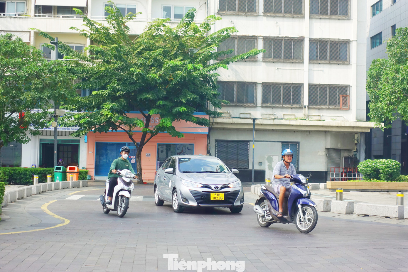 Là tuyến đường ở trung tâm TPHCM, đường Nguyễn Huệ có mật độ phương tiện lưu thông tương đối lớn.