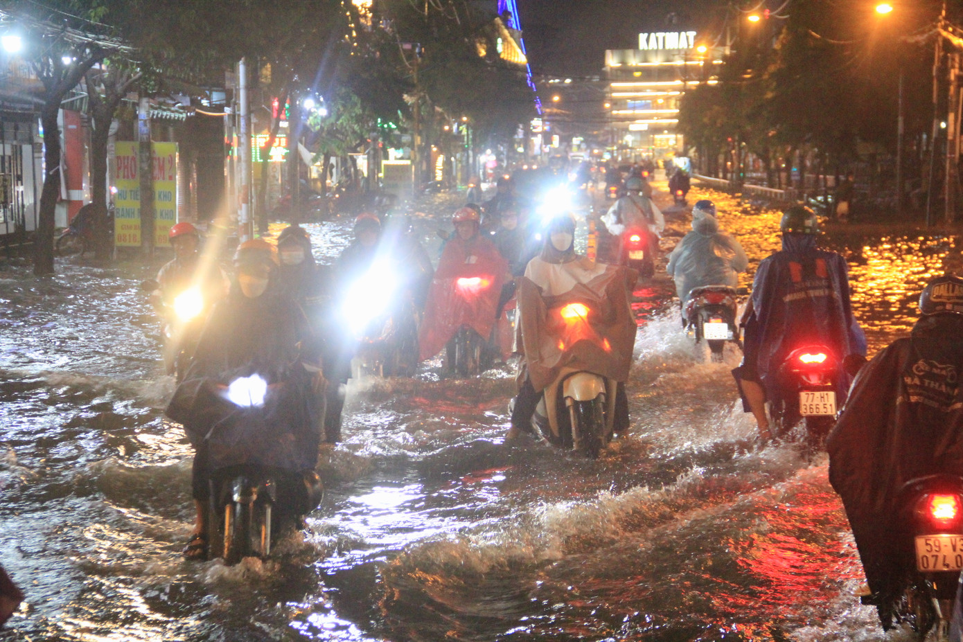 Một đoạn đường Nguyễn Văn Khối (quận Gò Vấp) ngập đến nửa bánh xe máy. Ảnh: CTV