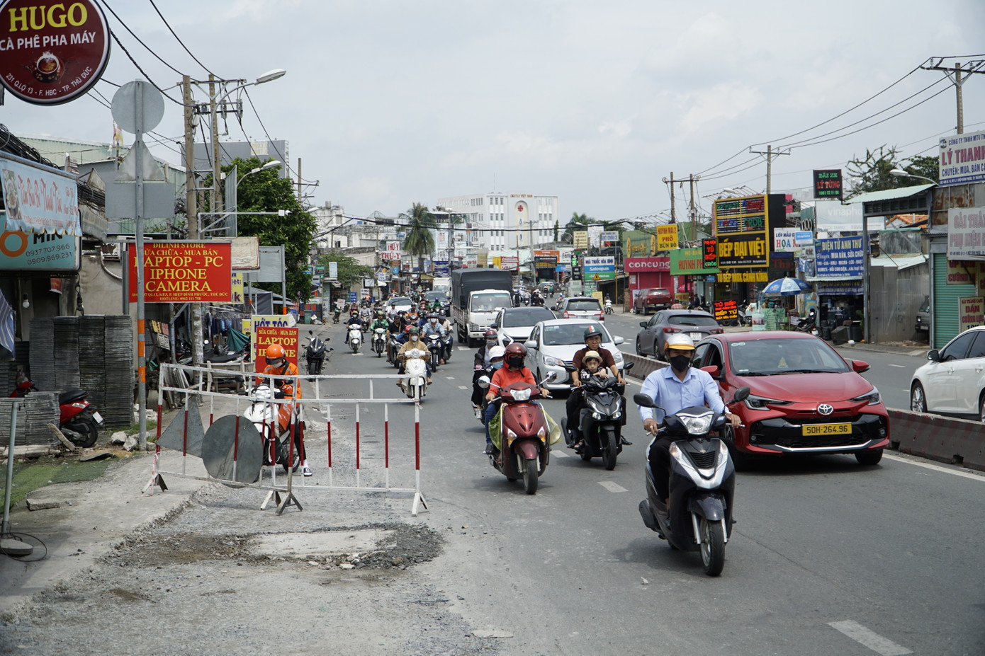 Phía trước khu vực thi công cầu tạm đang được rào chắn.