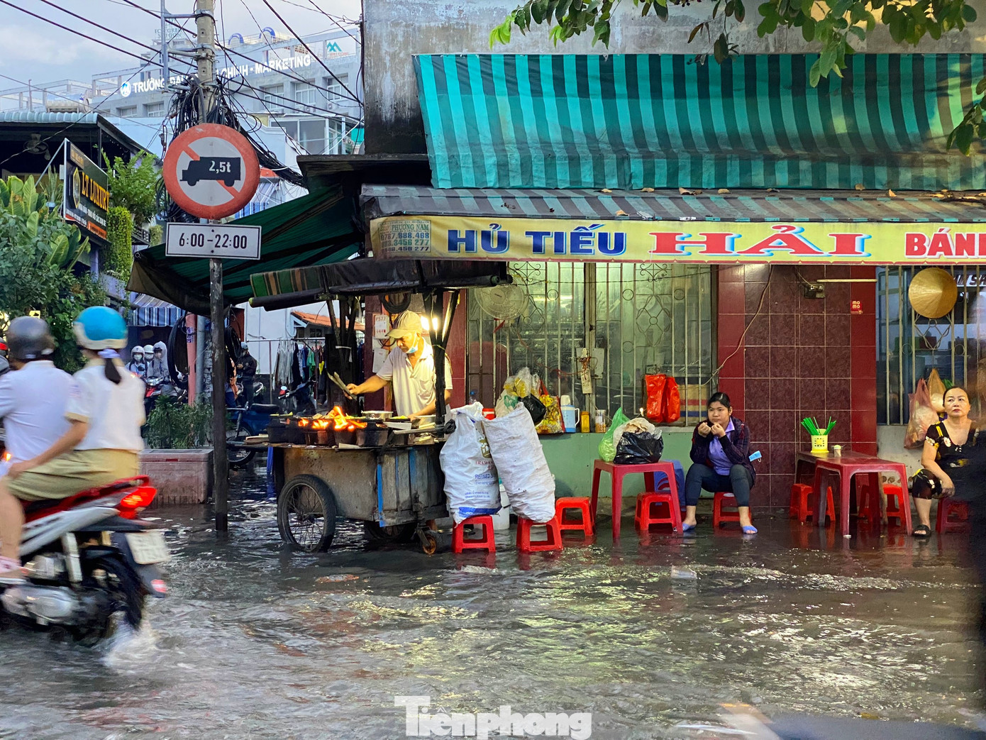 Ngập nước khiến hàng quán trên đường Trần Xuân Soạn (quận 7) ế ẩm.