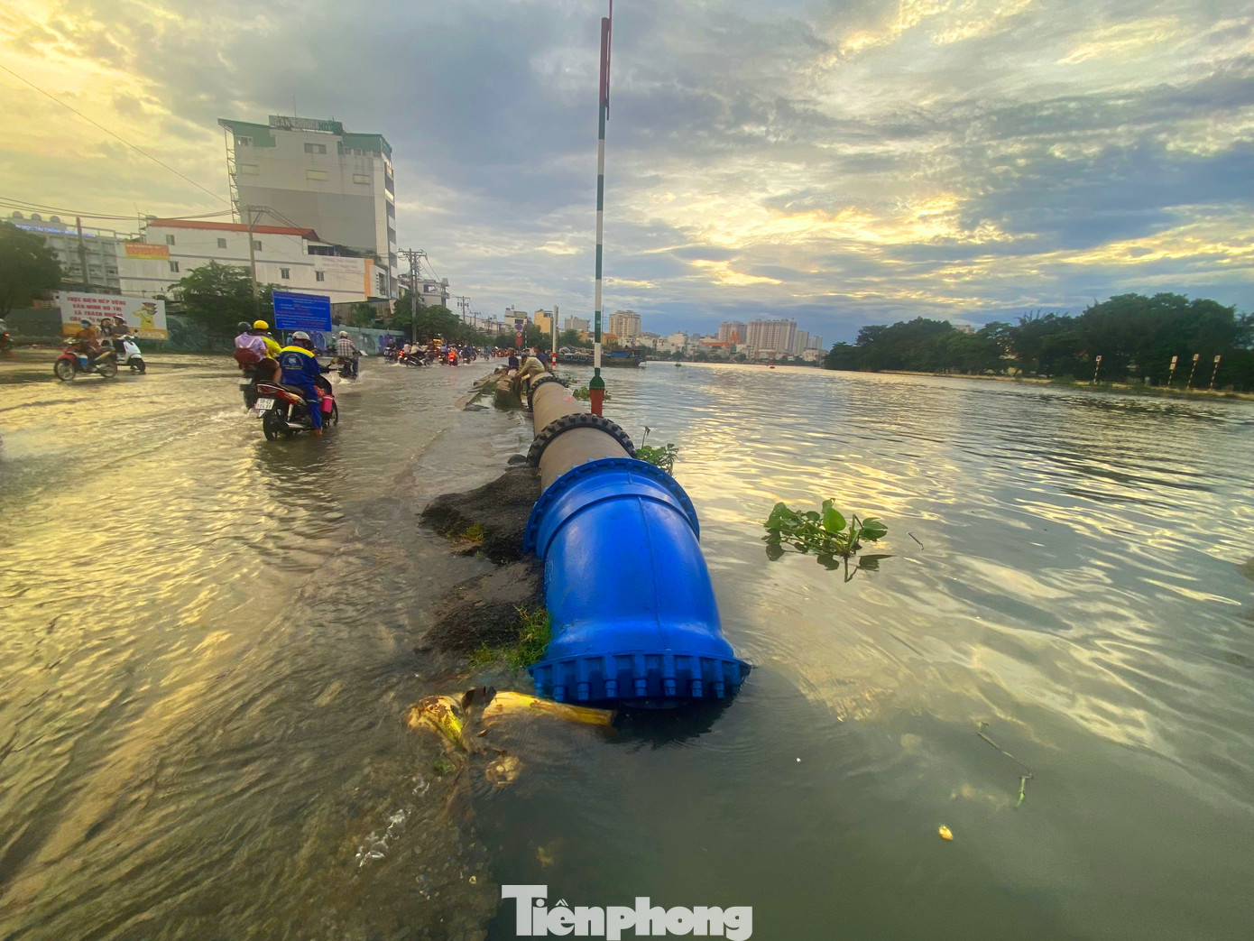 Nước kênh dâng cao tràn lên đường Trần Xuân Soạn.