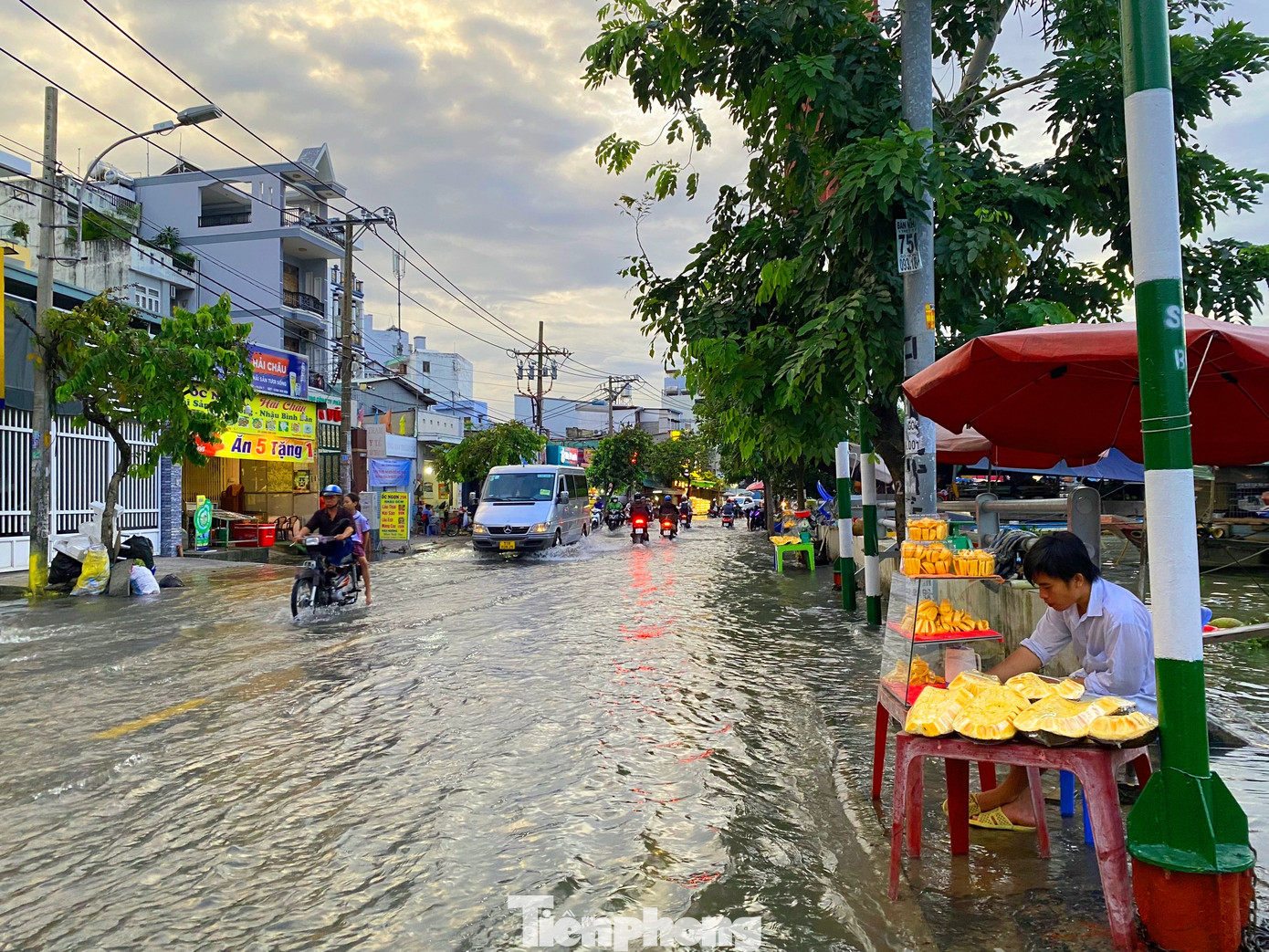 Các tiểu thương buôn bán ven bờ kênh Tẻ (quận 7) cho biết, tuyến đường Trần Xuân Soạn thường xuyên bị ngập do triều cường. &quot;Bắt đầu từ tháng 8 Âm lịch đến cuối năm, hầu như đỉnh triều cường vào đầu và giữa tháng con đường này cũng bị ngập. Mỗi lần ngập khoảng 1 - 2 giờ nước mới rút dần&quot;- anh Châu Vĩnh Thuận (ngụ quận 7) chia sẻ.