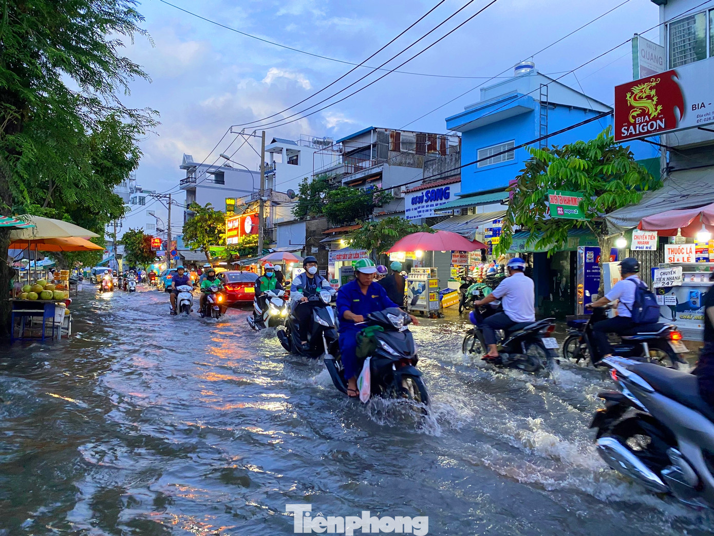 Gần 1 km đường Trần Xuân Soạn (phường Tân Thuận Tây, quận 7) bị ngập sâu.