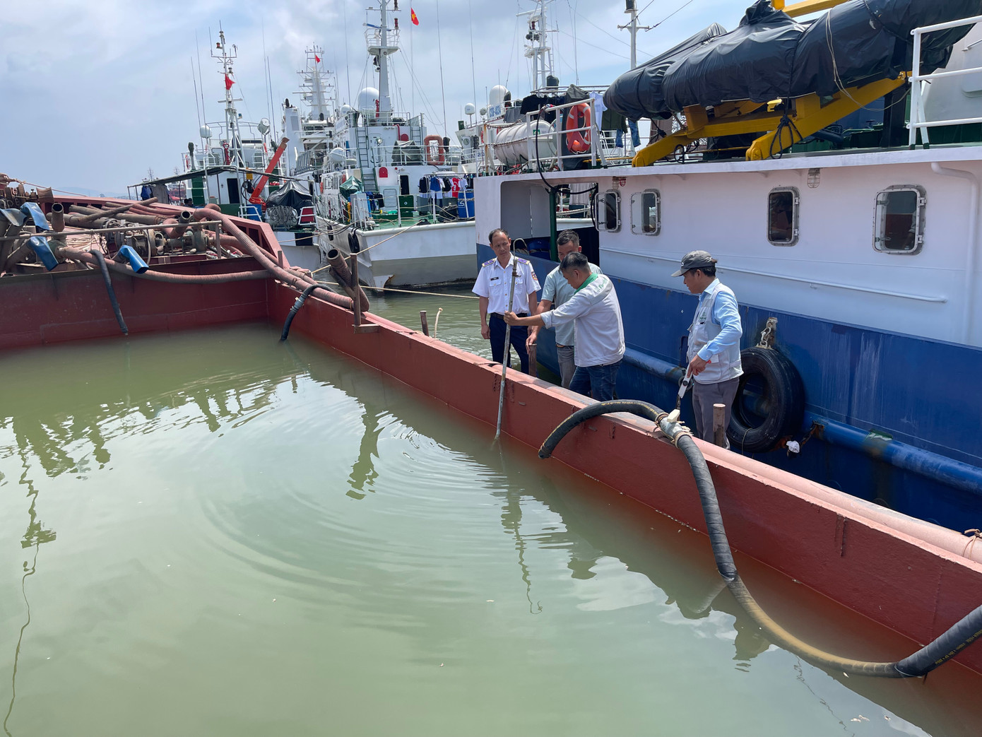 Lực lượng chức năng kiểm tra hàng hóa trên tàu SG7190. Ảnh: Bộ Tư lệnh Vùng Cảnh sát biển 3 Lực lượng chức năng kiểm tra hàng hóa trên tàu SG7190. Ảnh: Bộ Tư lệnh Vùng Cảnh sát biển 3