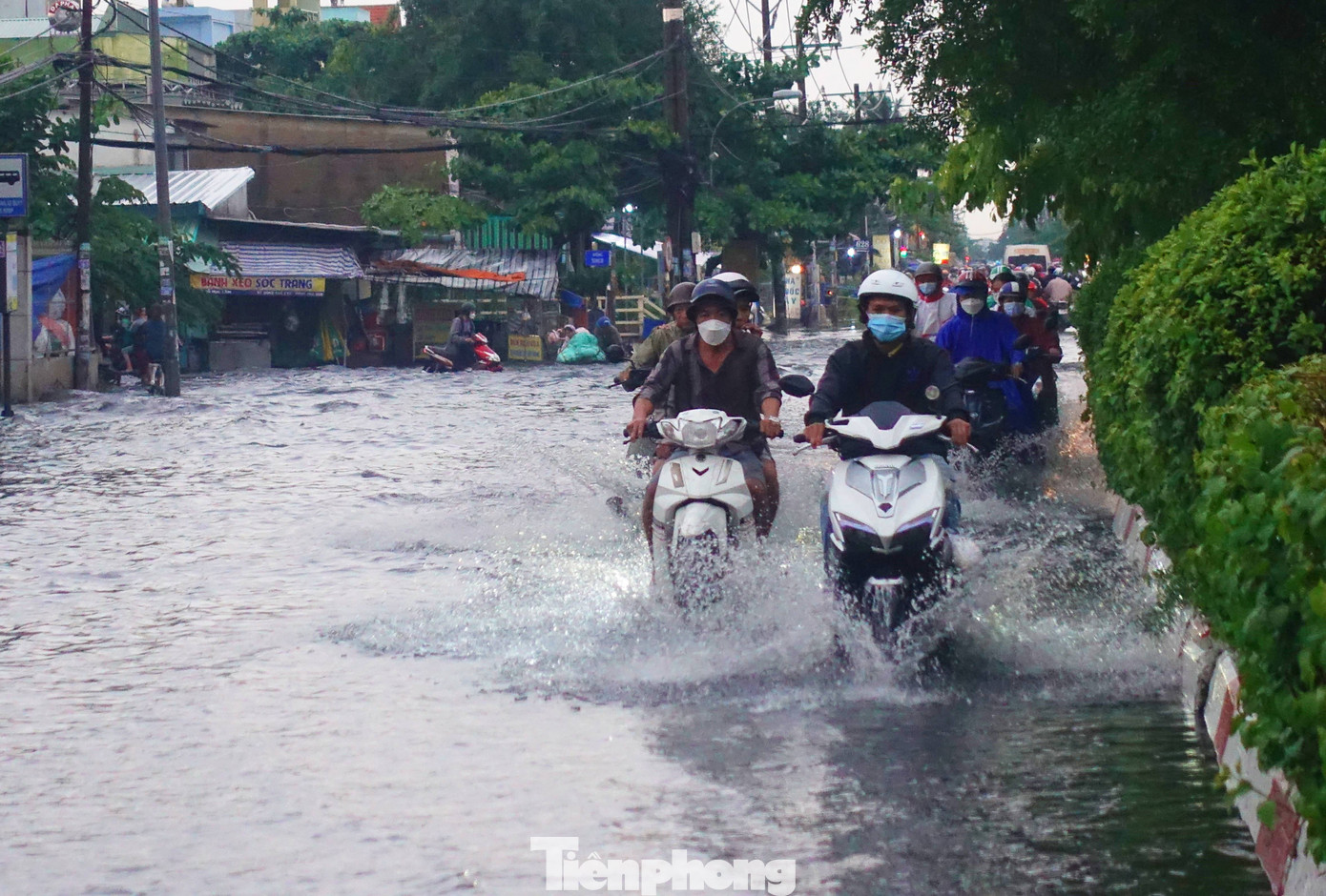 Một đoạn quốc lộ 1 (phường Bình Trị Đông B, quận Bình Tân) xảy ra tình trạng ngập úng. Một đoạn quốc lộ 1 (phường Bình Trị Đông B, quận Bình Tân) xảy ra tình trạng ngập úng.