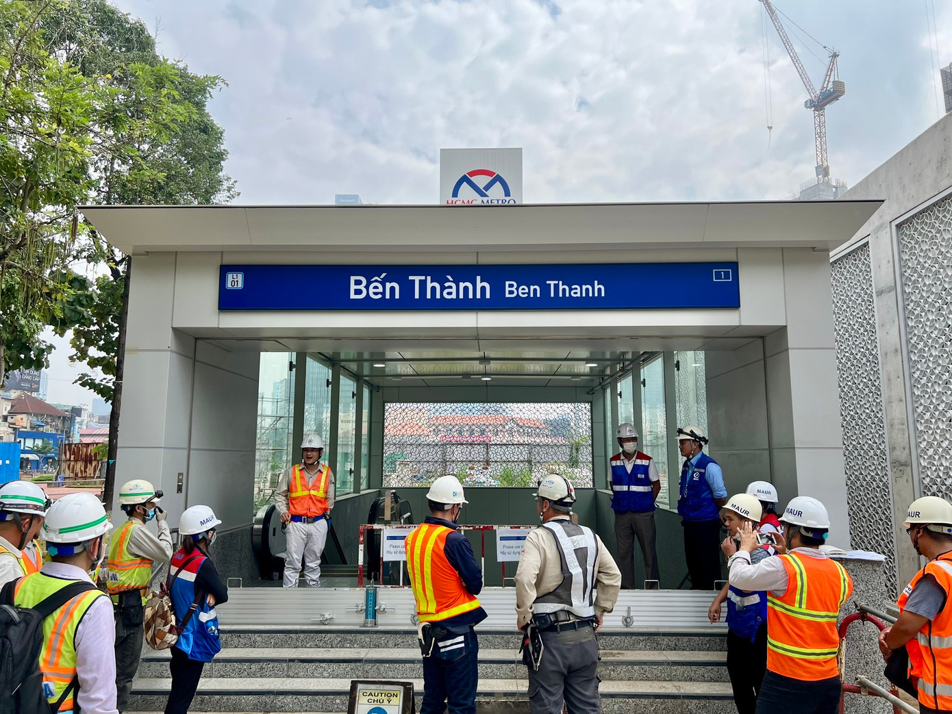 Theo MAUR, vấn đề ngăn chặn ngập nước tại các nhà ga ngầm tuyến metro số 1 (Bến Thành - Suối Tiên) sao cho phù hợp với đặc điểm khí hậu, thời tiết tại TPHCM là điều rất quan trọng. Từ góc độ kỹ thuật, các đơn vị đã tính đến phương án xác định mực nước cao nhất để thiết kế cao độ đối với các cửa vào nhà ga ngầm tuyến metro số 1 (ga trung tâm Bến Thành, ga Nhà hát Thành phố và ga Ba Son). Cụ thể, xác định mực nước thiết kế cuối cùng của cửa vào lấy giá trị lớn nhất thỏa mãn hai yêu cầu. Một là mức lũ 100 năm cộng thêm 30 cm và cộng thêm nước biển dâng do biến đổi khí hậu; hai là mức lũ 300 năm cộng nước biển dâng do biến đổi khí hậu. Khu vực lối vào nhà ga ngầm Bến Thành được lắp đặt thử nghiệm cửa chắn ngăn nước. Ảnh: MAUR
