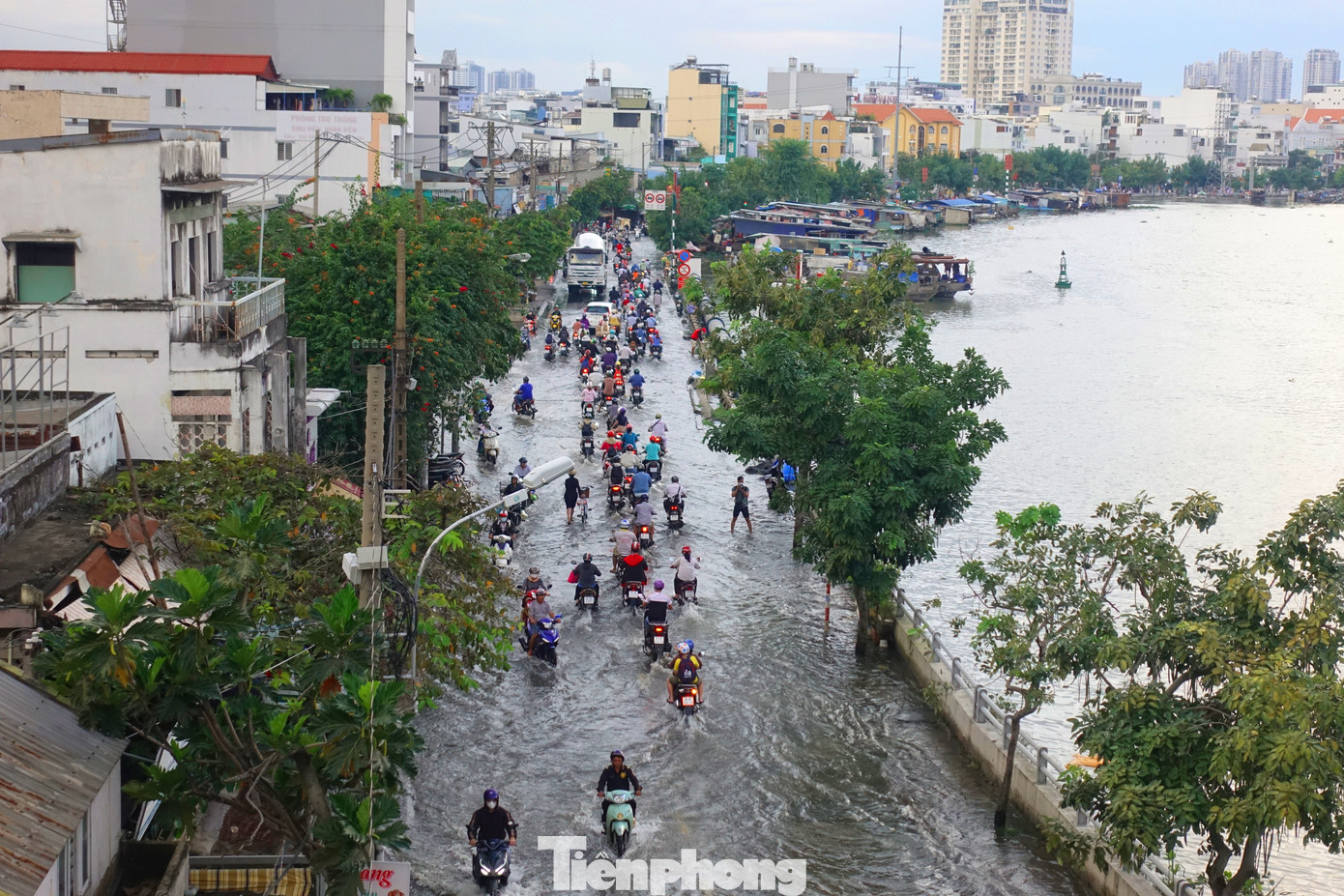 Từ khoảng 16h30, mực nước các sông, kênh, rạch ở TPHCM lên nhanh theo đỉnh triều cường giữa tháng 10 (đầu tháng Chín Âm lịch).