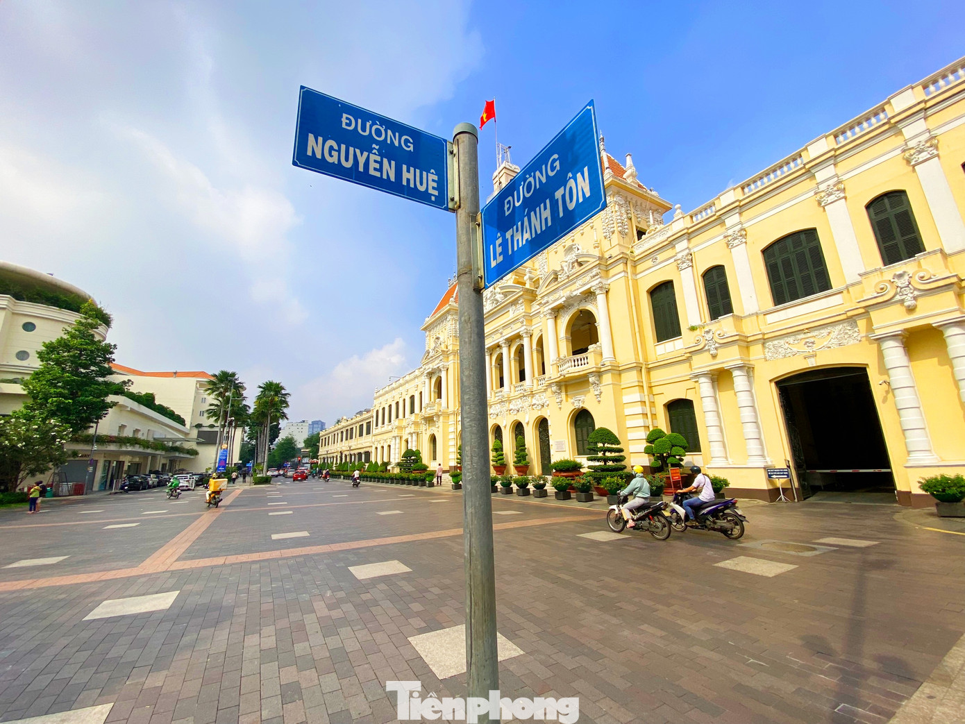 Từ năm 2015, vỉa hè và đường Lê Thánh Tôn (đoạn trước UBND TPHCM, từ Đồng Khởi đến Pasteur) và đường Nguyễn Huệ được lát đá granite để trở thành quảng trường và phố đi bộ của thành phố.