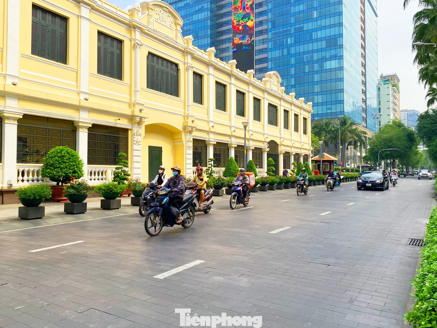 Đường Lê Thánh Tôn (đoạn trước UBND TPHCM).